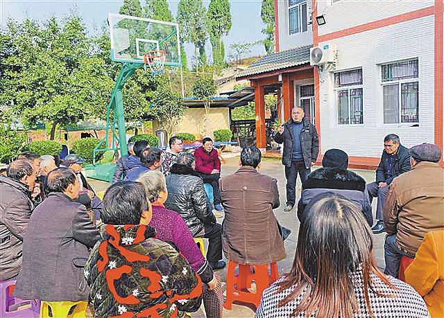 大足区棠香街道扎实开展主题教育,院坝会激励落后村村民发展产业的斗志。图为院坝会现场。 重庆日报记者汤艳娟摄