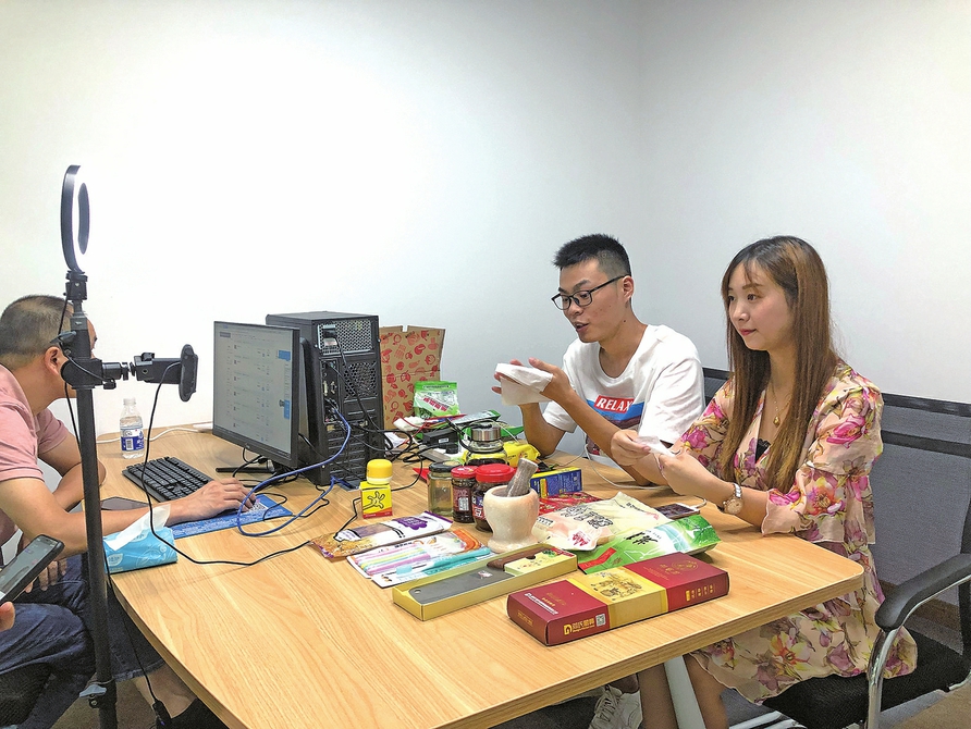 工作人员直播销售大足特产