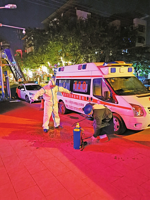 肖兴亚夜间转移病人后接受全身消毒