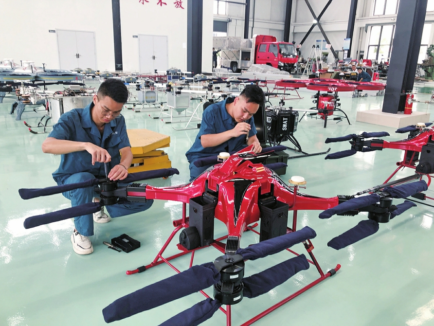 国飞通用航空制造有限公司技术人员正在调试无人机