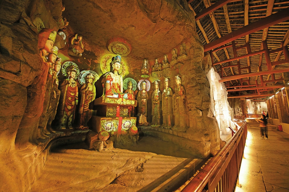 夜游景观灯光下的石窟造像,重现古代石窟造像建造时富丽堂皇的迷人风采