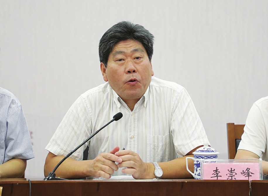 北京大学文博考古学院博士生导师李崇峰:
《大足石刻全集》的出版从宏观到微观,采用多角度、多手段、向我们展示了大足石刻的全貌,这是一件值得庆贺的学术界大事。
随着岁月的流转,石窟寺遗迹总有一天会消亡。要想把石窟寺永久保存下去,只有依靠考古学的全面记录。客观地说,在《大足石刻全集》出版之前,中国现存大型石窟群中的唯一考古调查报告,就是日本人编写的日文、英文双语版《云冈石窟》,在当时具有很大的国际影响力。
如今,大足石刻研究院按照正规的考古程序,经过14年的不懈努力,把大足境内5处世界文化遗产的完整资料呈现出来。《大足石刻全集》的出版,基本具备了不在大足当地就能研究大足石刻的条件,这对于大足石刻的保护、研究以及旅游推介都具有重要意义。这既是一个开拓性的工作,又是中国佛教考古工作一个里程碑,可以说为中国石窟人争了一口气,一定会传世久远。作为一名石窟考古工作者,也希望各石窟寺的保护和研究单位能够完善各自石窟寺档案,并整理出各自石窟考古报告,让人类文明薪火相传。