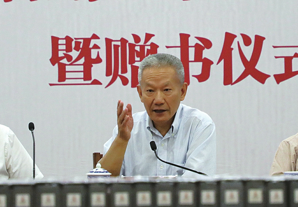 中国出版协会常务副理事长、原国家新闻出版广电总局副局长邬书林:
出版的本质功能是为了传播知识、传递信息,传承文明,促进人类的文明与进步,促进人类素质的提高,促进社会的发展。把出版工作做好了,可以把人类文明记录下来。当前社会上广泛存在一种出版的乱象,这其中分为两种,一种是虚荣出版,一种是严肃出版,而《大足石刻全集》就很好地体现了严肃出版。
《大足石刻全集》图文并茂,并不只是简单的呈现,图是真实记录,文是准确反映当下的研究水平,这套书的出版,将在传承文明过程中发挥重要作用。希望下一步能够将这套书宣传好、发行好,让它发挥应有的作用。