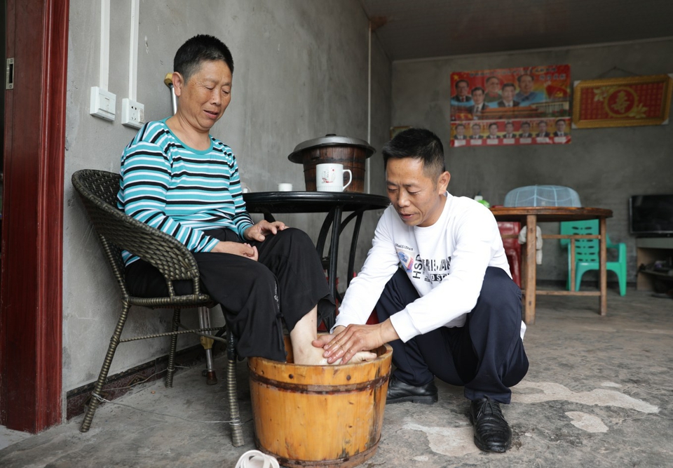 徐利中为母亲洗脚