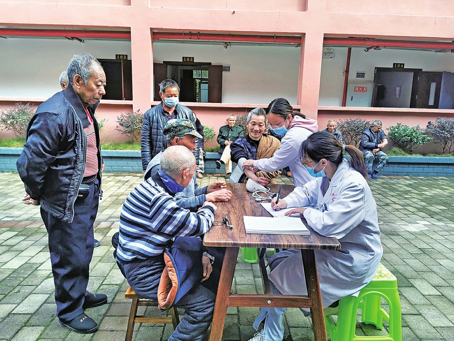 智凤卫生院医护人员到养护中心为老人们测量血压