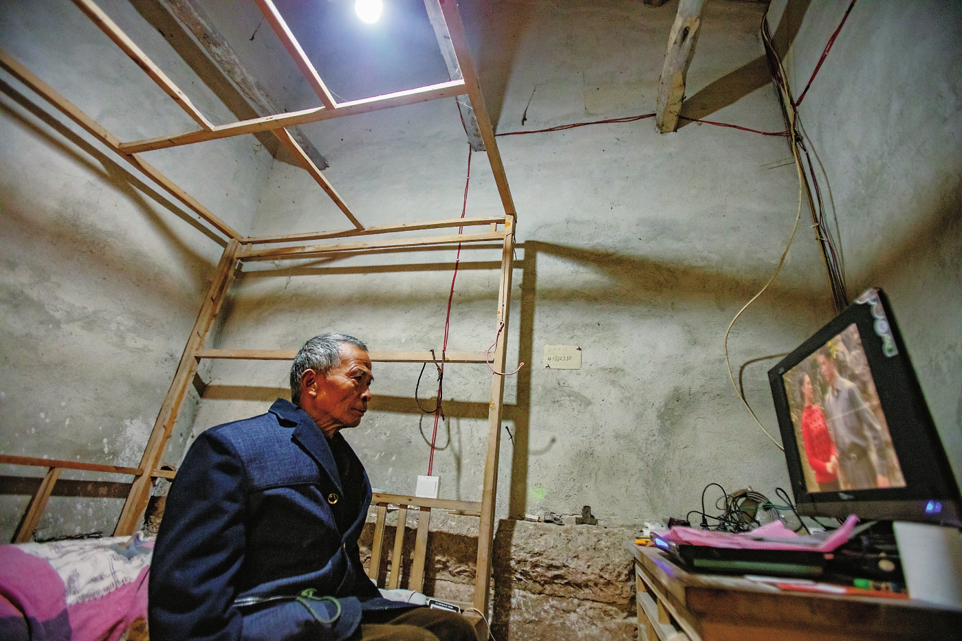 　　在斗碗寨摩崖造像夜间驻守点
