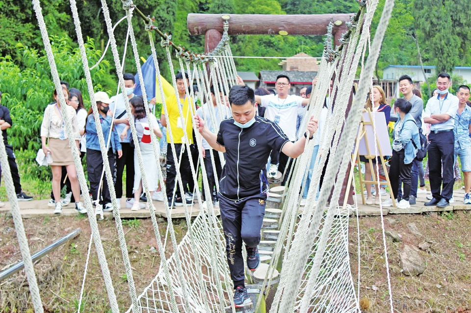 　　2021年5月，37名单身青年相约高坪冒咕村，在相亲的同时，开展“倡导文明风俗、传承优良家风”婚俗改革宣传活动。
