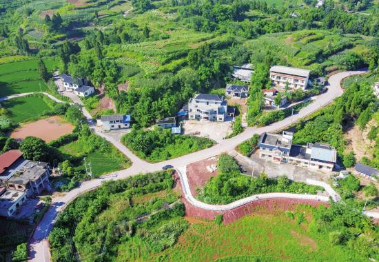 　　航拍下的大足区宝兴镇瓦窑村六福路，改善当地3000名村民交通条件。