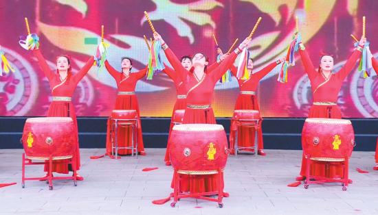 　　为迎接“五一”国际劳动节，4月27日，大足区双路街道举办“舞动双路 欢庆五一”广场舞大赛。来自双路街道各社区舞蹈队及文艺爱好者的十余支队伍同台竞技，为观众献上了一场精彩演出。 新渝报记者罗冠骁摄