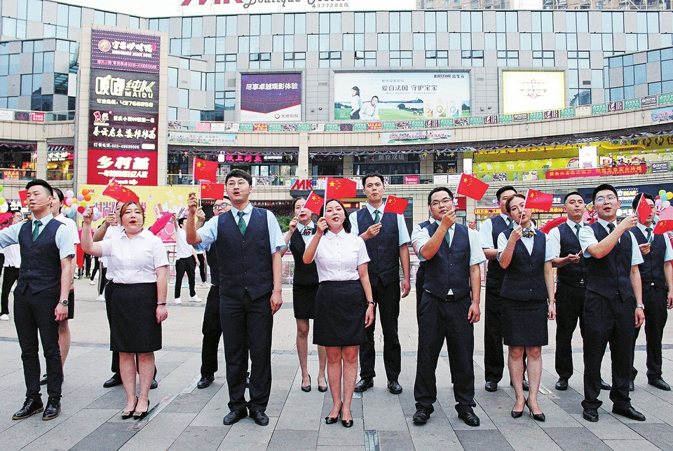 　　5月9日晚，MK购物广场上人声鼎沸，热闹非凡。中国邮政集团公司重庆市大足区分公司60余名员工在此上演快闪《我和我的祖国》，以歌舞的形式献礼新中国成立70周年。 记者毛双摄
