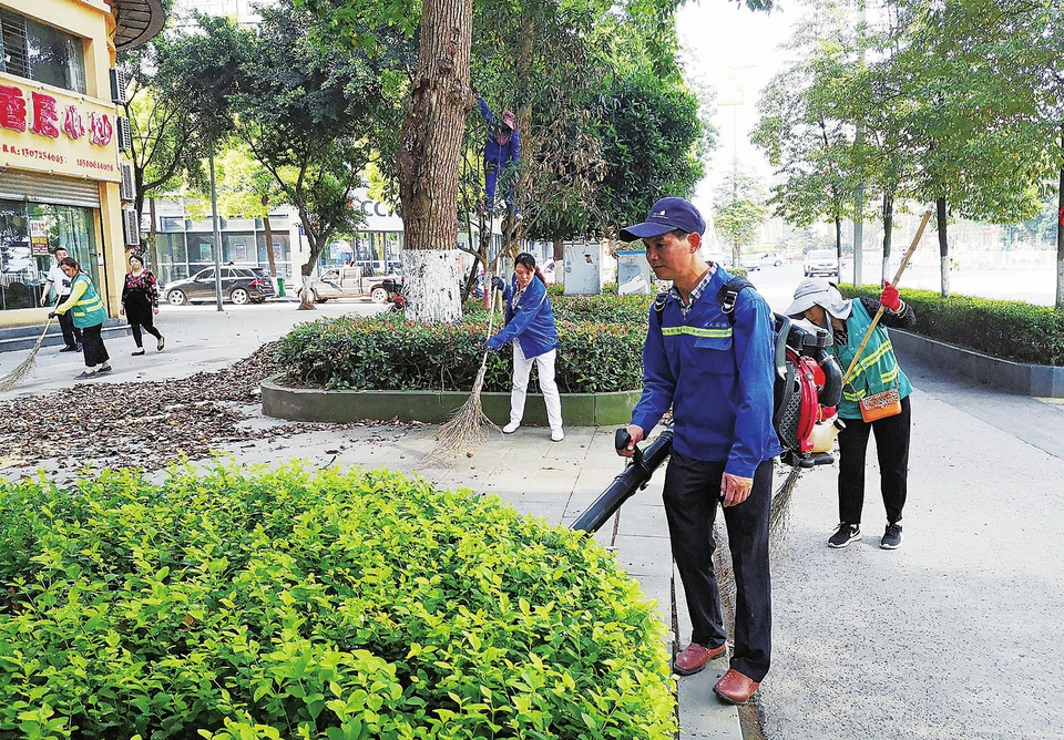 　　日前，环卫工人正在清理五星大道路边落叶。为进一步助力国家卫生区创建，区环卫所全力以赴，对城区主干道进行“打枯叶”作业，对主次干道的隔离护栏进行冲洗，并组织专人对公厕房顶上的落叶和杂物进行清理。　　记者黄舒摄