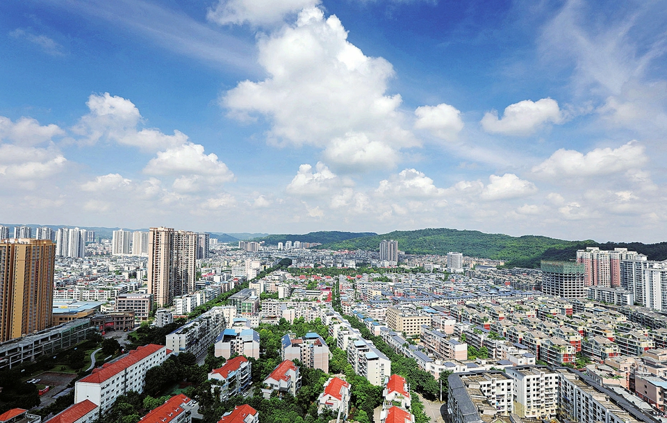 今年1月—7月,全区空气优良天数比去年同期增加12天,“大足蓝”成为常态。记者黄舒摄