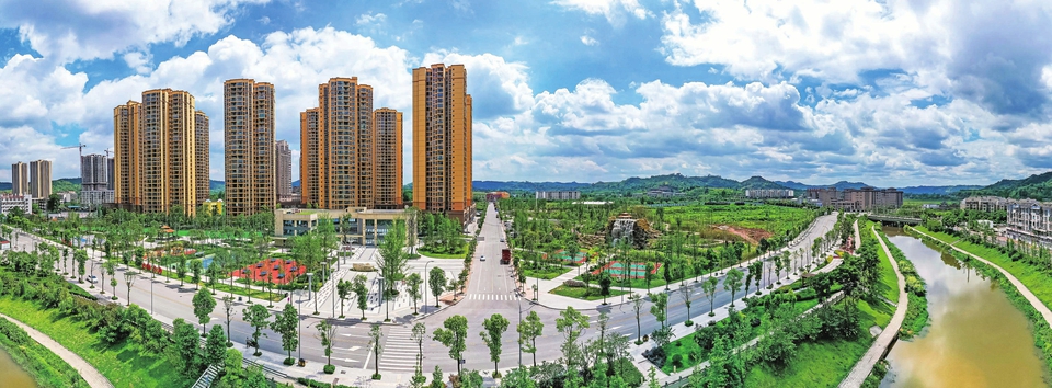 　　昨日，俯瞰城区二环南路中段西禅体育公园，蓝天白云下公园与城市建筑、绿树成荫的城市道路相依相伴，彰显森林城市品质。近年来，我区着力美化城市环境，城乡绿化美化一体化推进，全区将围绕“4433”发展思路，充分发挥良好的生态环境优势，全力打造高品质生活宜居地。
　　记者瞿波摄
