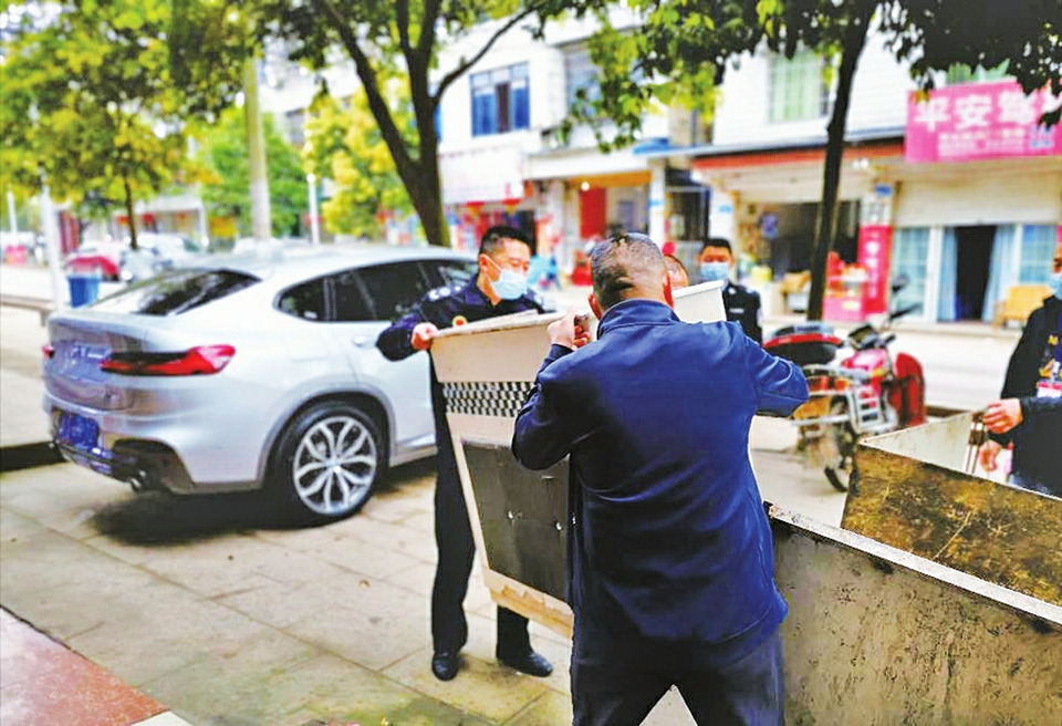 　　日前，高坪镇对青龙街开展市容市貌集中整治行动。行动中，拆除了违法搭建的雨棚，并对占道经营等行为进行了整治和教育。下一步，该镇将推进整治工作常态化、科学化，真正实现市场便民，还路于民。
　　记者 犹骥通讯员胡俊摄
