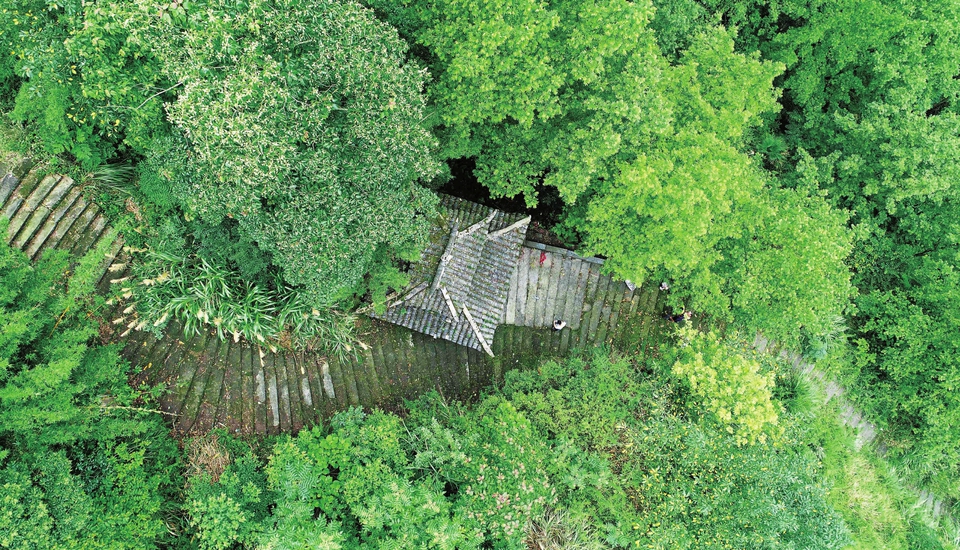 　　航拍下的小川东古道高坪镇境内段
　　记者黄舒摄
