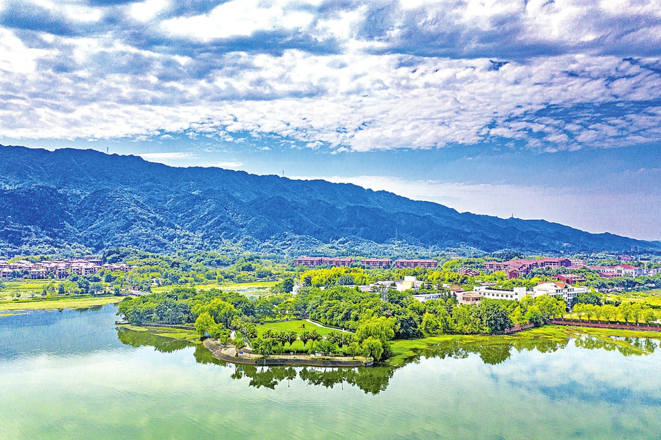 　　近日，航拍下四季如春的花样龙水湖公园。该园位于龙水湖畔巴岳山下，从上世纪九十年代起，实施双桥龙水湖码头片区园林绿化建设，码头周边33000平方米土地辟为绿化用地。临湖为草坪，东面山坡植桃花、重阳木，南面坡地植桂花、黄葛树、棕榈等乔木，绿地之间用毛叶丁香、六月雪、珊瑚树等整形灌木分隔。经多年培育和精心管护，各类植物长势良好，该园已是龙水湖畔一条美丽的绿色长廊。
　　记者瞿波摄
