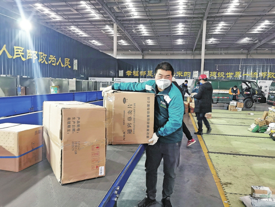 刘川搬运自己负责片区的包裹