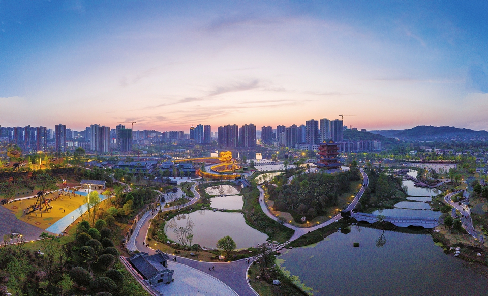 昨日，晚霞映照下的香国公园，成为大足一道靓丽景观。记者罗国家摄

