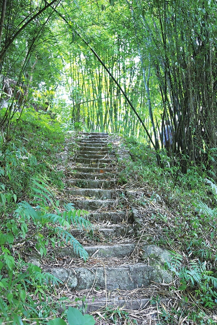 通过这段古道,便可来到“石踏踏”