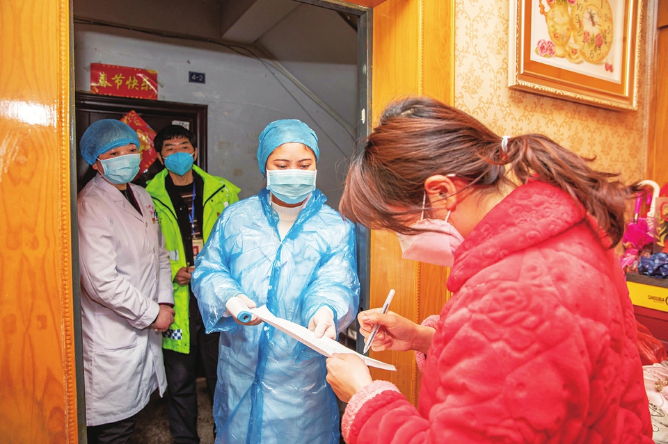 　　2月16日，龙岗街道北禅社区，区中医院医务人员和社区工作人员一道，与符合解除隔离观察条件的居民签订《居家隔离医学观察解除告知书》，并进行体温测试和住所消毒，强化宣传疫情防控相关政策、健康指导和注意事项。
　　记者罗国家摄
