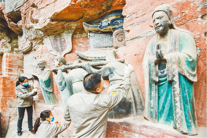 大足石刻宝顶山景区内,陈卉丽和团队正在对造像进行维护