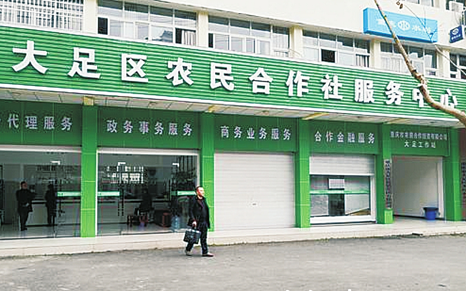图为一农民合作社负责人从服务中心办事后离开
