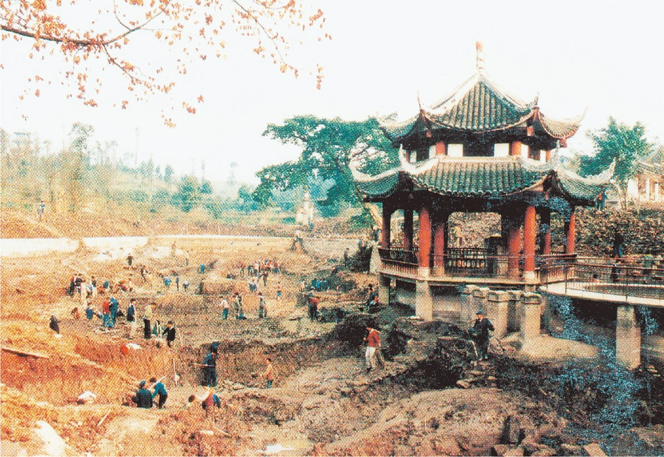 大足石刻宝顶山圣迹池清淤整治工程场景
(本组图片由大足石刻研究院提供)