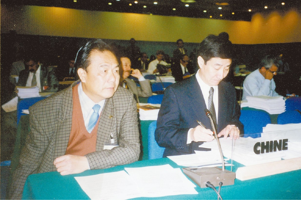 原重庆大足石刻艺术博物馆首任馆长郭相颖(左)在世界遗产委员会第23届全委会现场