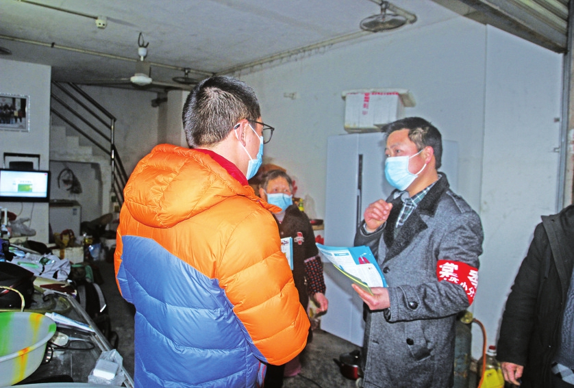 代均(右一)向居民宣传防疫知识