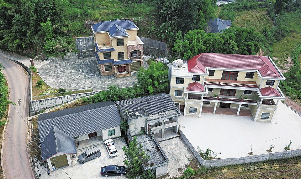 曾经的古道旁已修建起了居民楼