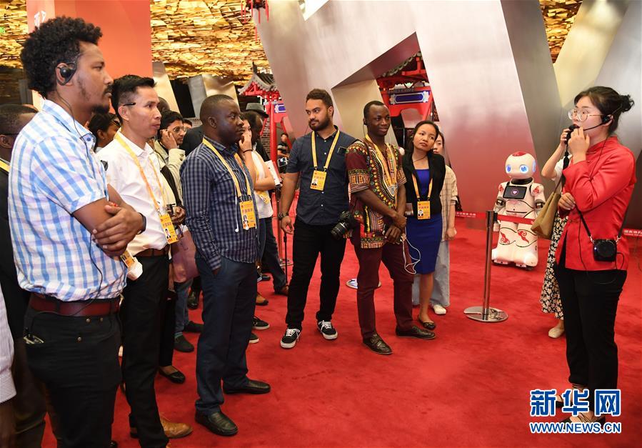 (社会)(3)庆祝中华人民共和国成立七十周年活动新闻中心注册记者参访北京冬奥场馆