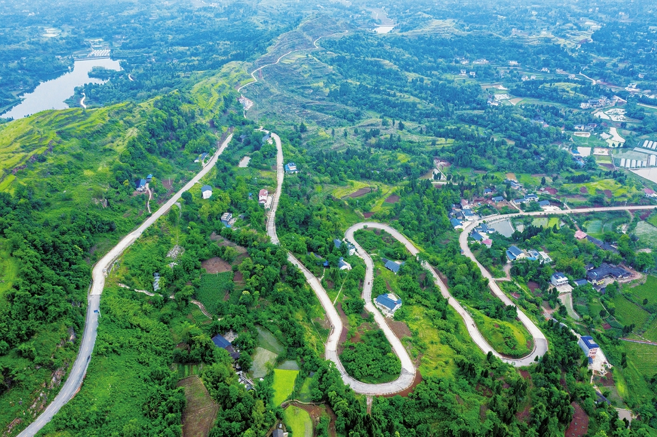 　　航拍下的宝顶镇古林村农村公路，蜿蜒山间、户户相连。2018年至2019年，我区共新（改）建四好农村路1300公里，成功创建“四好农村路”全国示范县。今年我区还将继续建好“四好农村路”，畅通“毛细血管”，计划新（改）建“四好农村路”300公里。 记者罗国家摄
