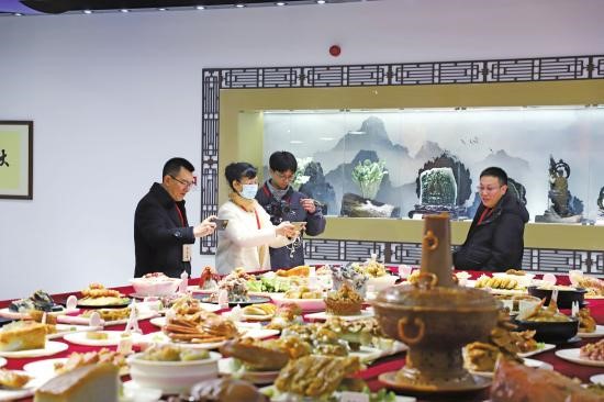 世界遗产城市媒体联盟记者团称赞 “大足石刻充满了人间烟火”