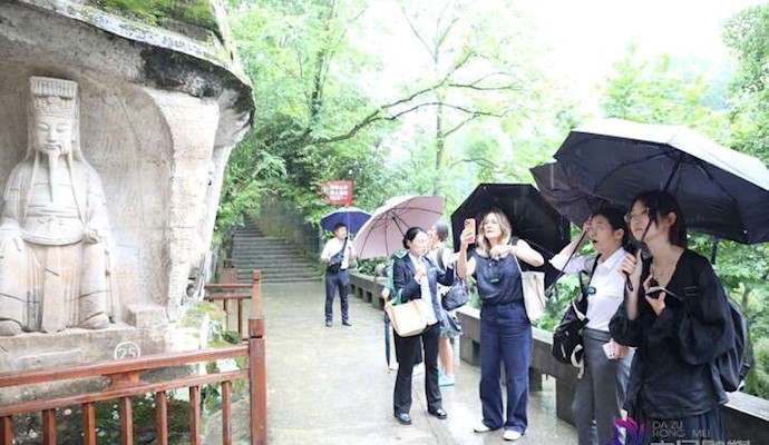 意大利媒体记者探访大足石刻 呼吁更多人来现场观赏