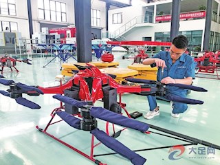 技术人员正在调试无人机