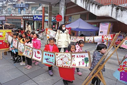 南山幼儿园举办“童心‘童’绘中国梦”幼儿美术作品展