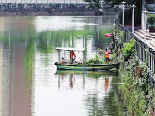 为保护濑溪河和城市环境 我区安排清漂人员定期对濑溪河进行打捞