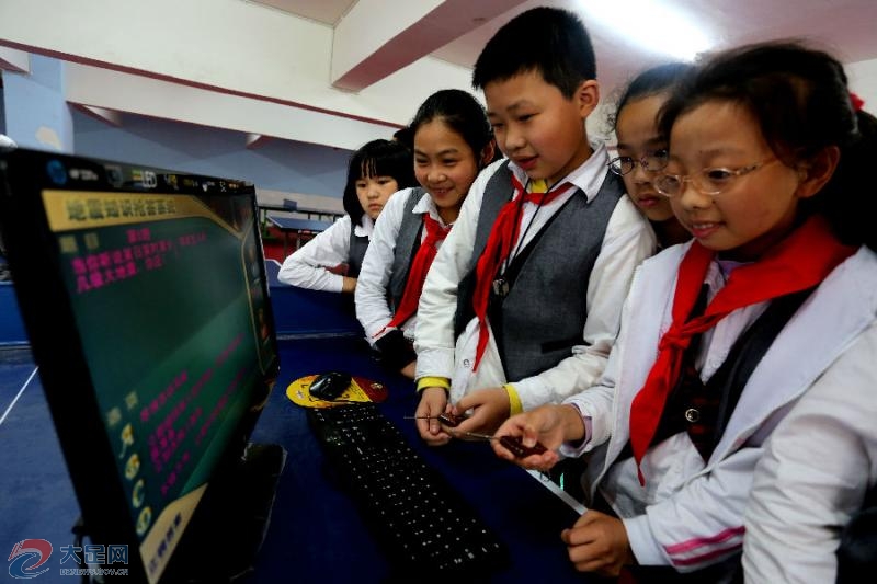 小学生们正在地震知识抢答系统中进行抢答练习.